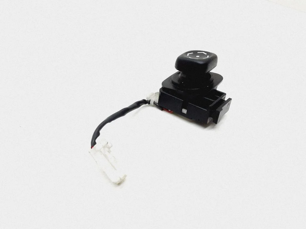 Steering wheel adjustment switch