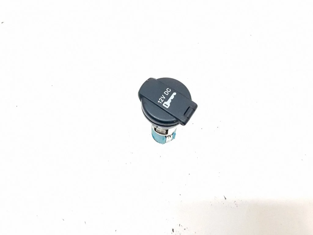 12 V Socket (rear)