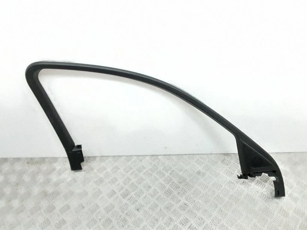 Front door glass trim molding 8U0867609