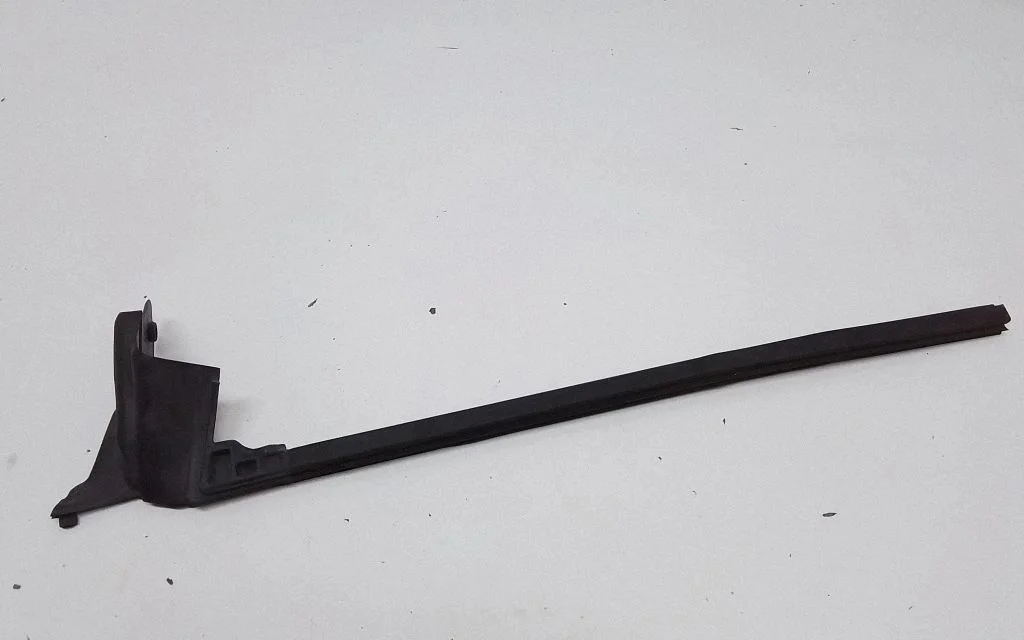 Front door glass trim molding – BMW 3 Series GT F34 (2013-2017)