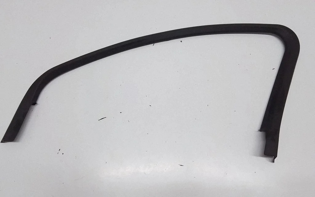 Front door glass trim molding 95B867610A