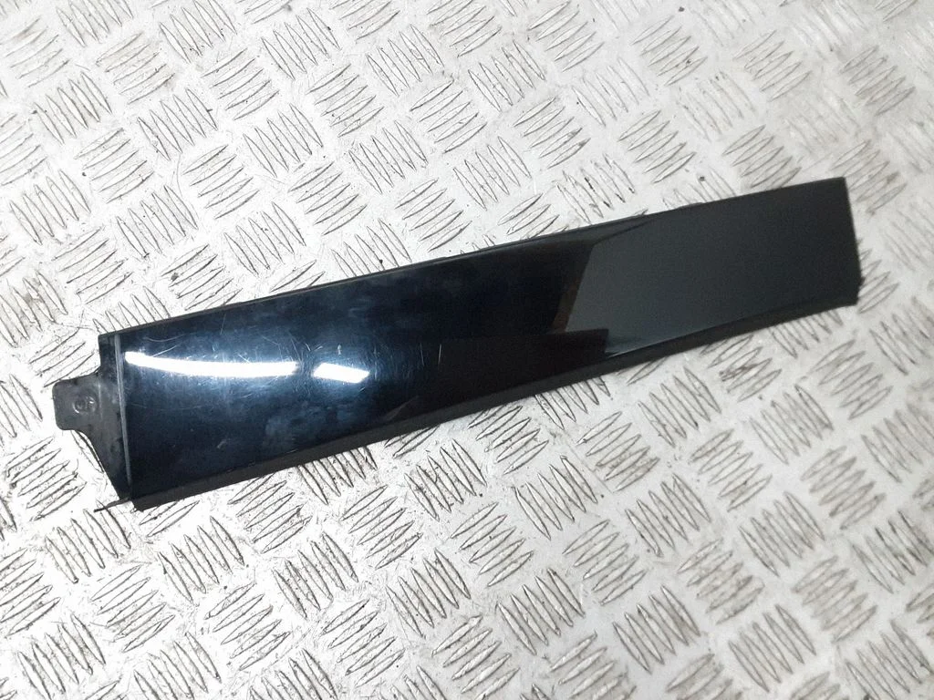 Tagaukse klaasi liist 8U0839902