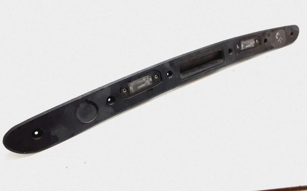 Tagaluugi numbrivalgustuse liist – Volvo S60 (2011-2013)