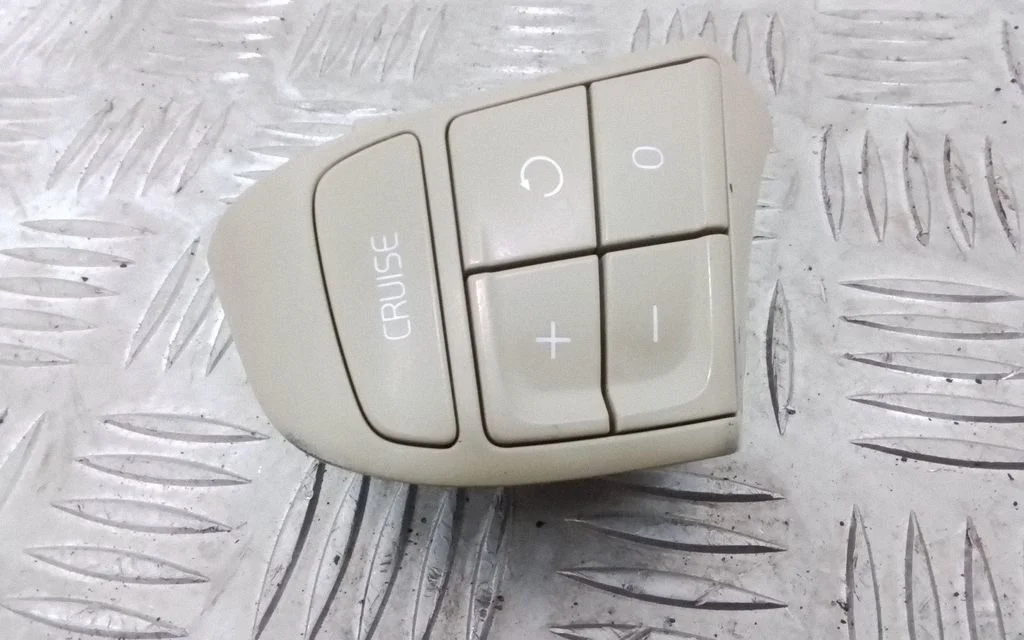 Steering wheel buttons/switches – Volvo XC60 (2009-2013)