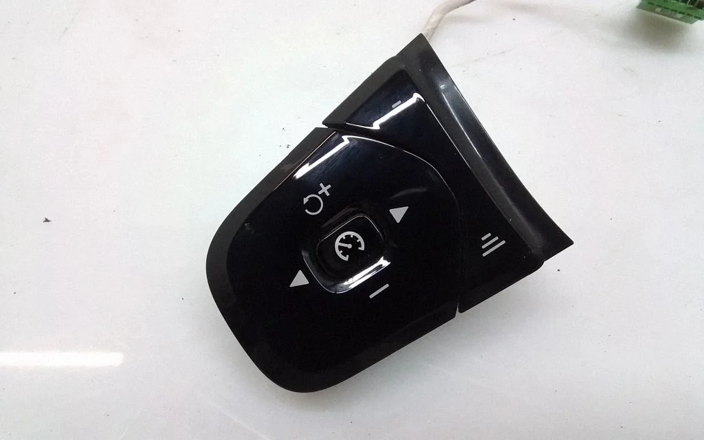 Steering wheel buttons/switches 31443498