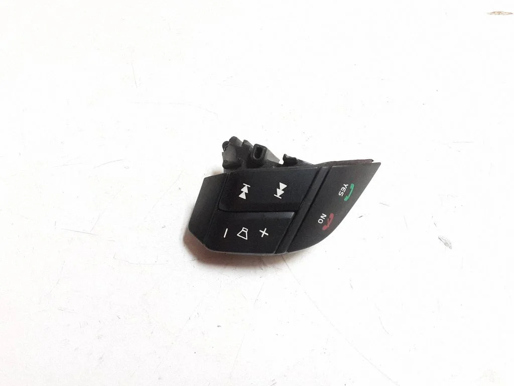 Steering wheel buttons/switches 8685483