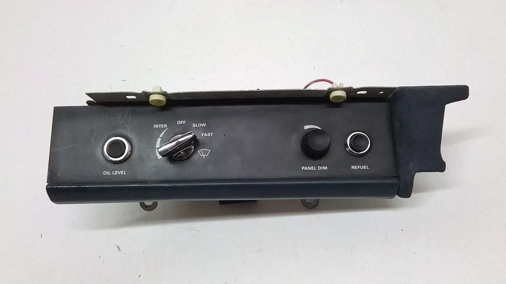 A set of switches – Rolls-Royce Silver Spur (1980-1998)