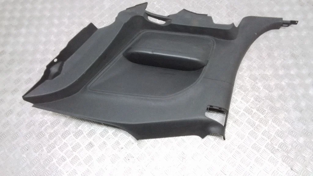 Kupee tagumiste kohtade külje viimistluspaneel – Dodge Challenger (2008-2023)