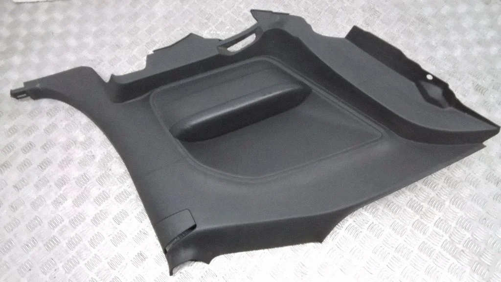 Kupee tagumiste kohtade külje viimistluspaneel – Dodge Challenger (2008-2023)