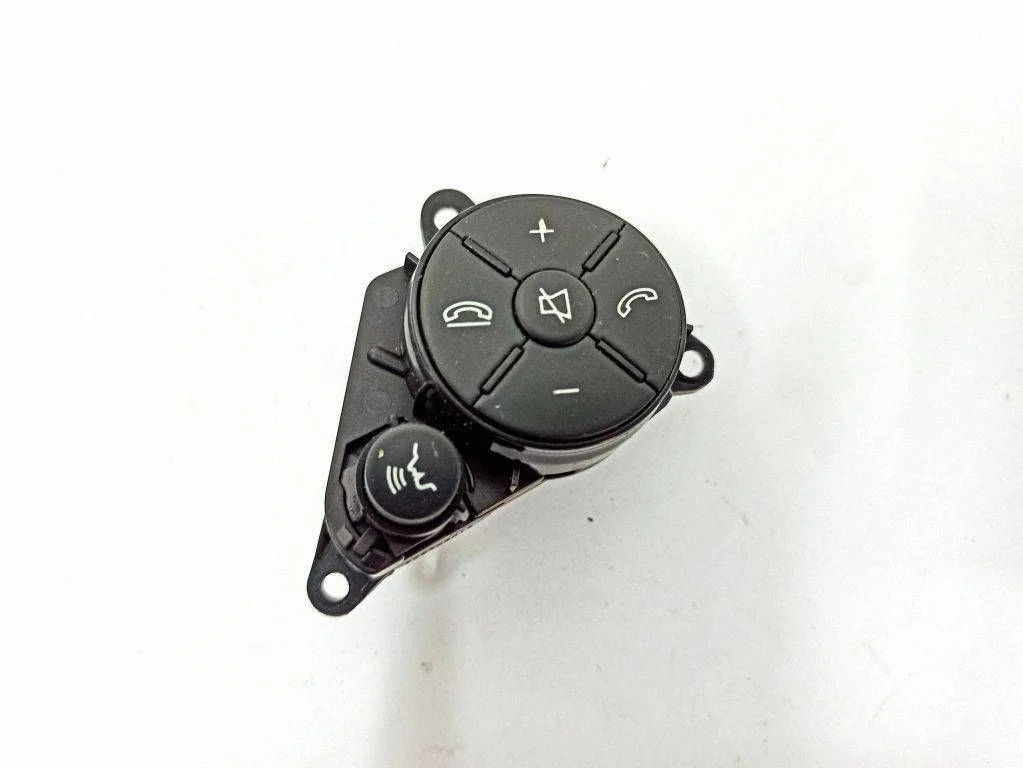 Steering wheel buttons/switches – Mercedes-Benz E-Class W212 (2009-2016)