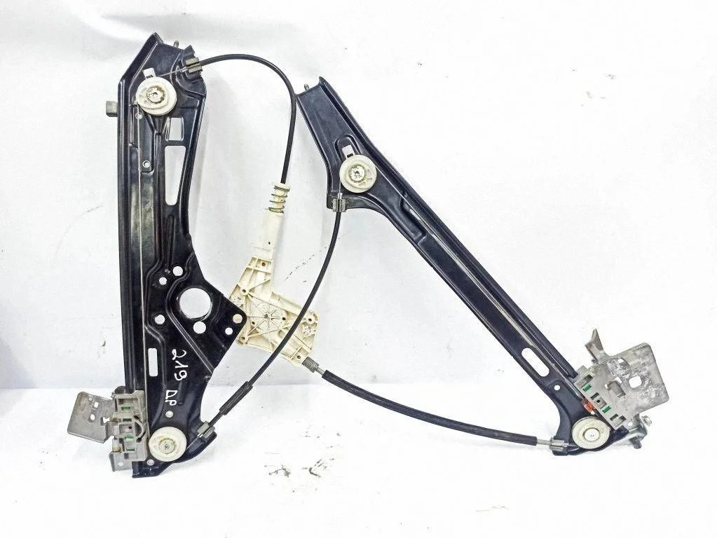 Front window lifting mechanism without motor – Mercedes-Benz CLS-Class C219 (2003-2011)
