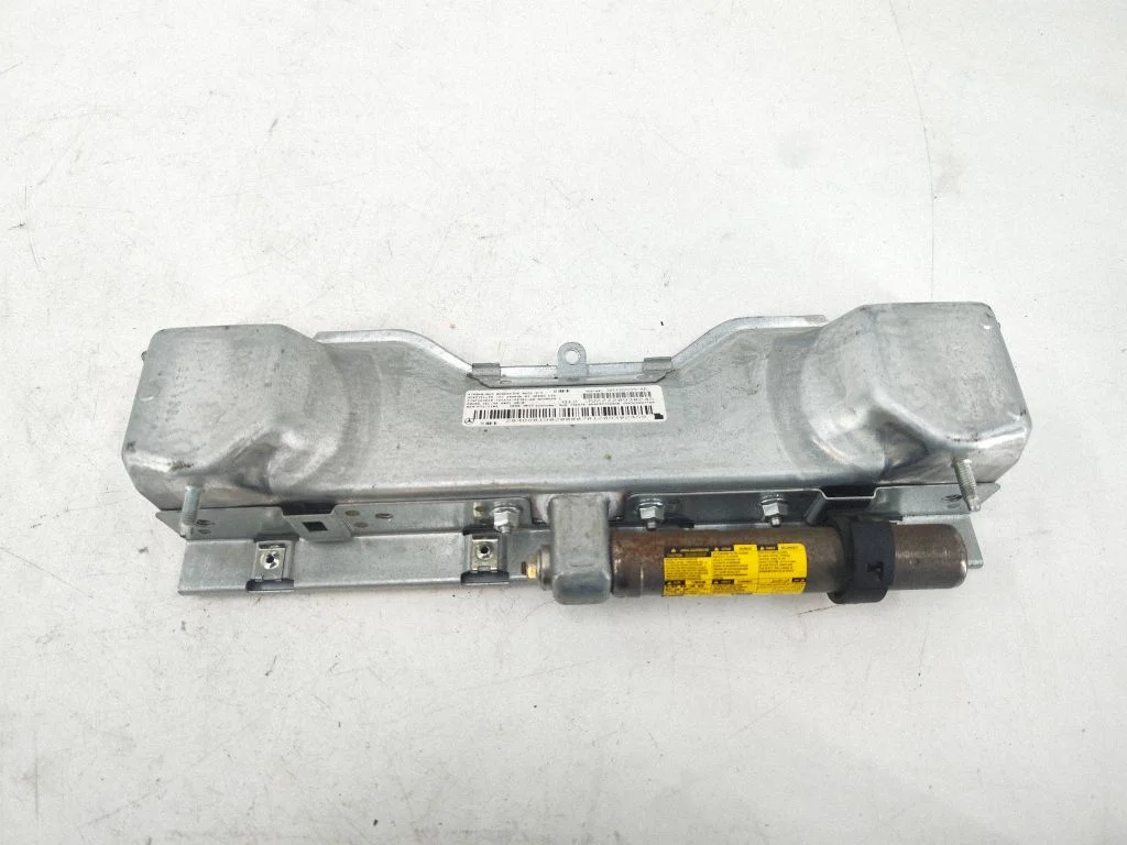 Knee airbag – Mercedes-Benz C-Class AMG W204 (2007-2014)