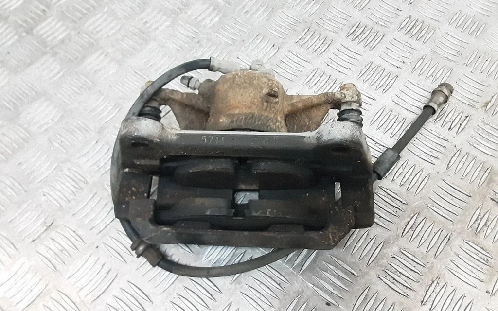 Zacisk hamulcowy przedni 5Q0105BM