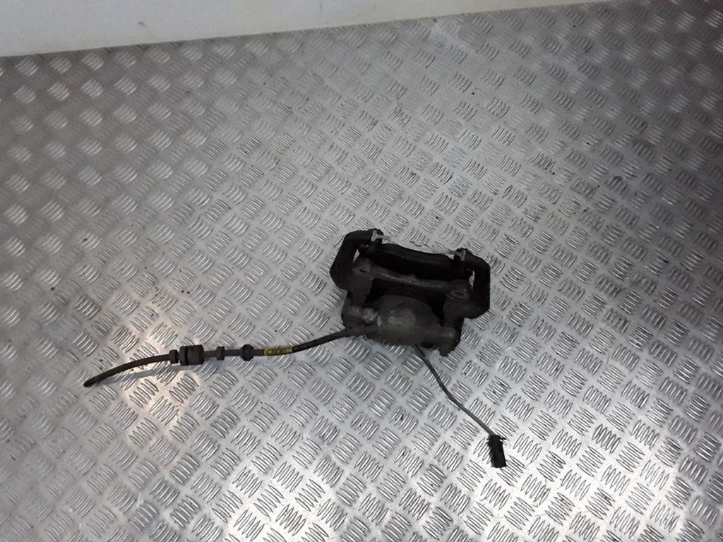Zacisk hamulcowy przedni 3R0185C