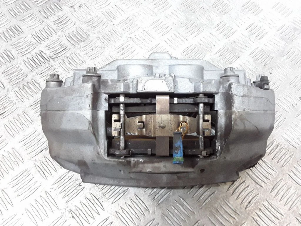 Front brake caliper – front right