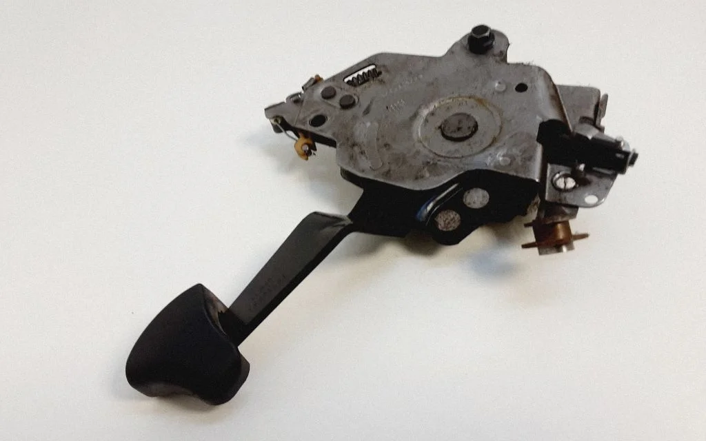 Handbrake/parking brake lever assembly – Volvo XC90 (2007-2014)
