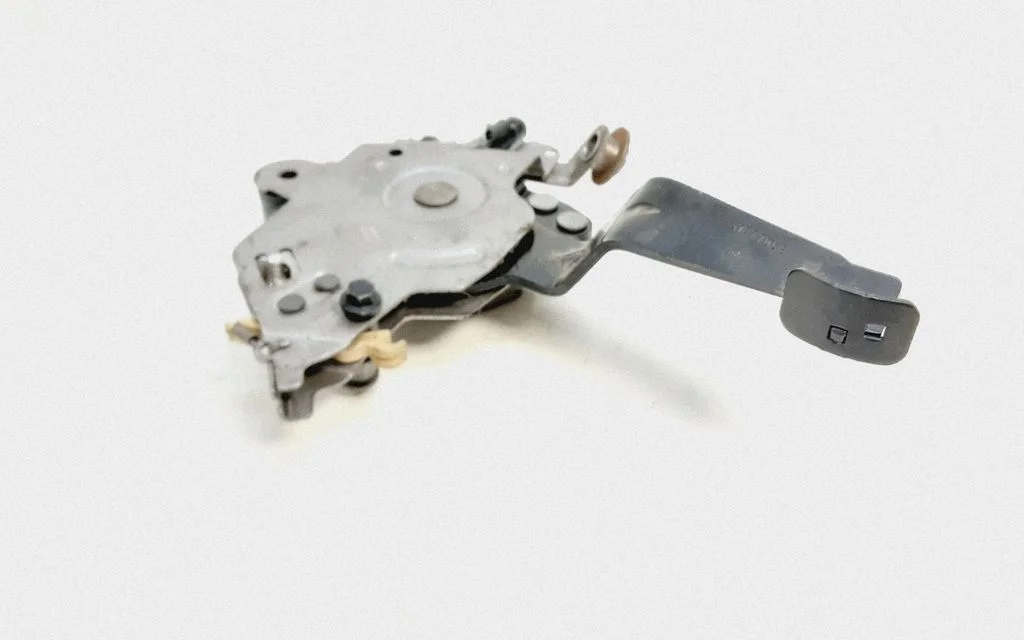 Handbrake/parking brake lever assembly – Volvo XC90 (2007-2014)
