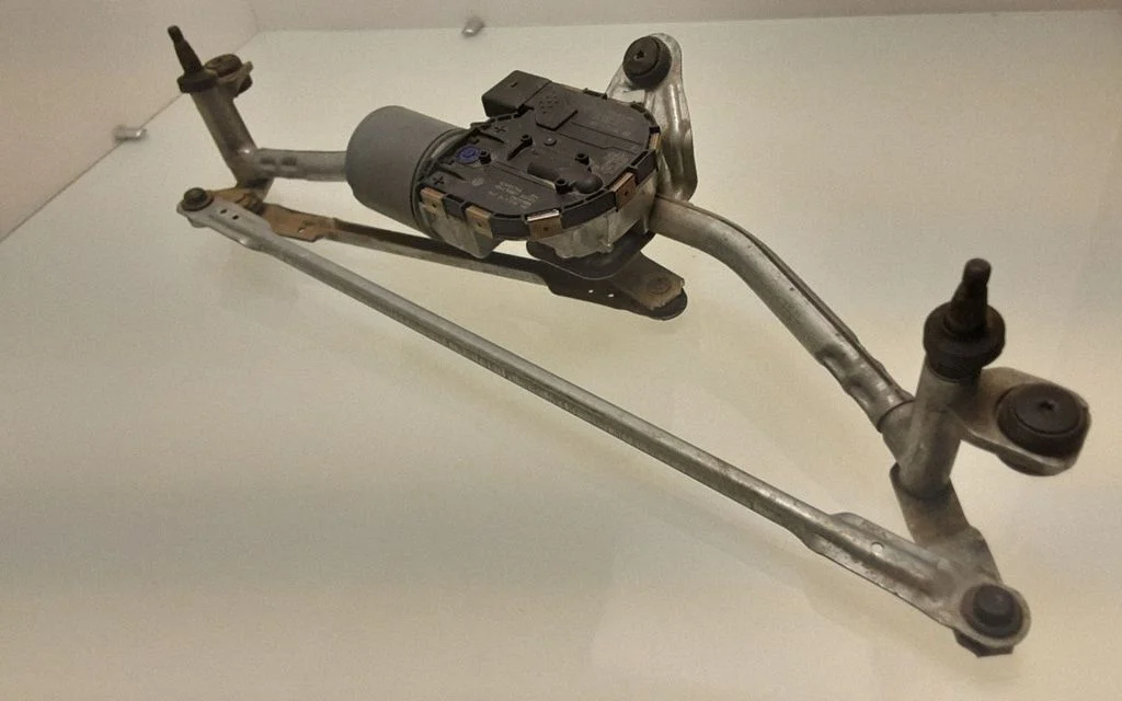 Mechanizm wycieraczek z silniczkiem