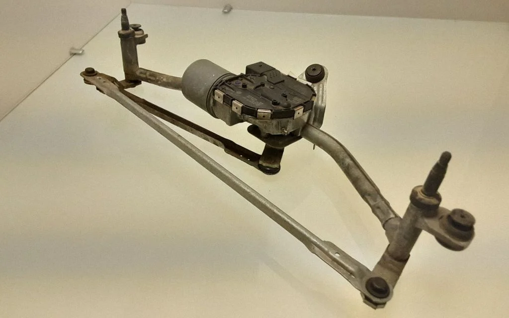 Mechanizm wycieraczek z silniczkiem
