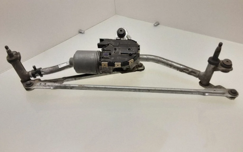 Mechanizm wycieraczek z silniczkiem