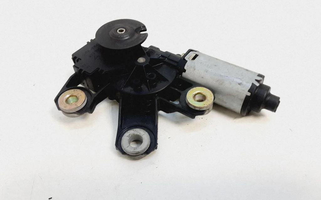 Rear window wiper motor – Volkswagen Touareg I (2002-2010)