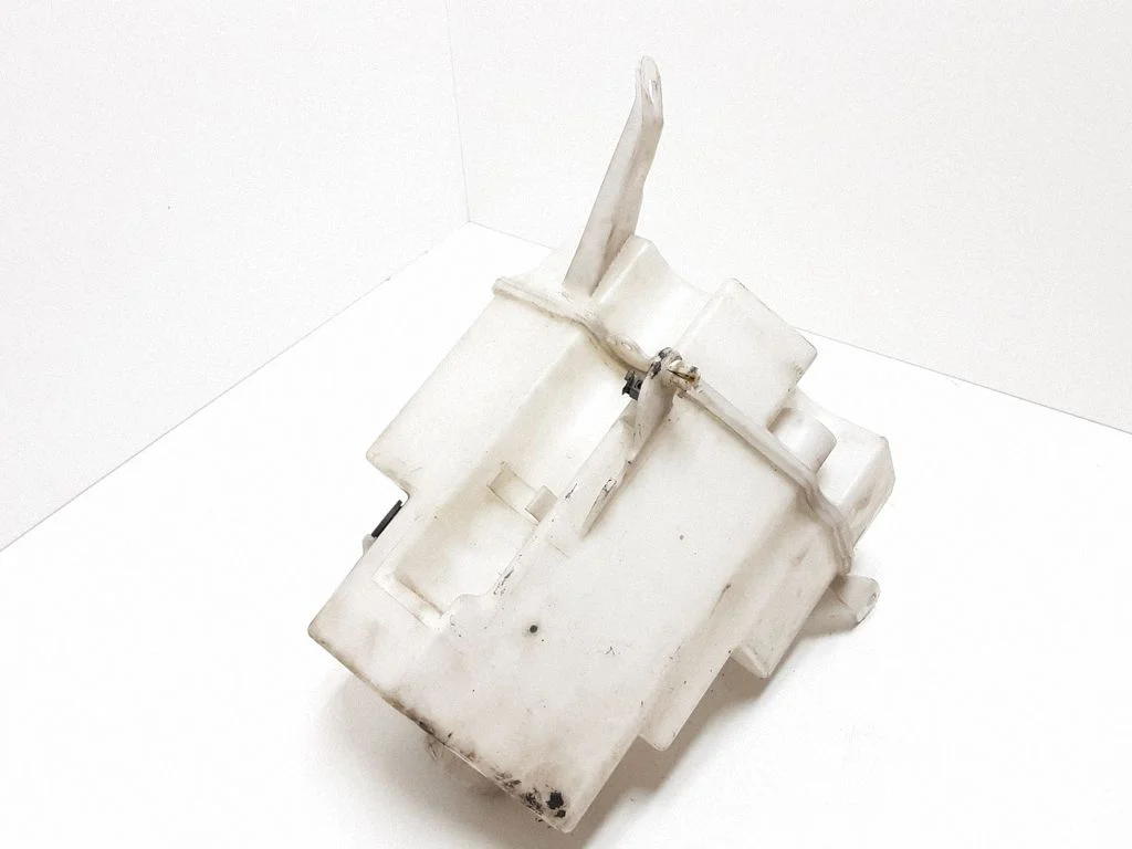 Windshield washer fluid reservoir/tank