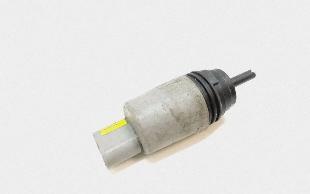 Windscreen/windshield washer pump – BMW 5 Series E60 E61 (2004-2010)