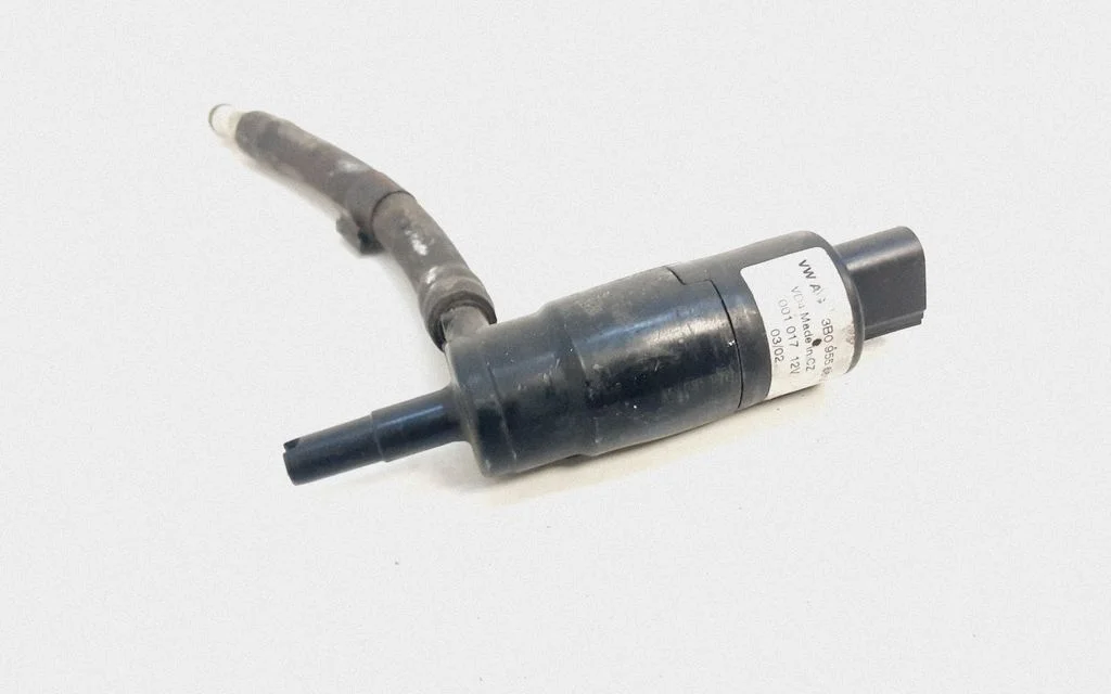 Windscreen/windshield washer pump – Audi A4 S4 B6 8E 8H (2001-2005)