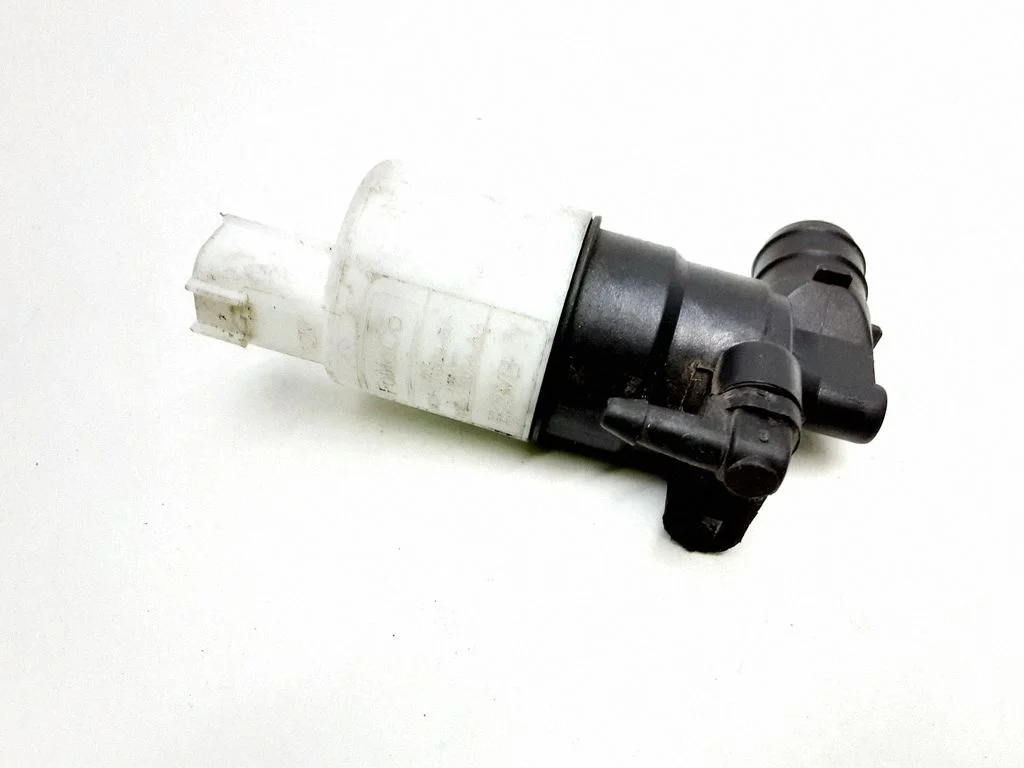 Windscreen/windshield washer pump – Volvo S60 (2005-2010)