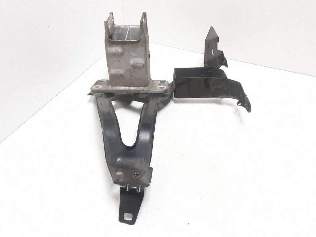 Headlight/headlamp mounting bracket 7033731