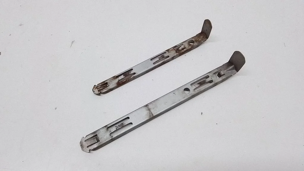 Headlight/headlamp mounting bracket 8637182
