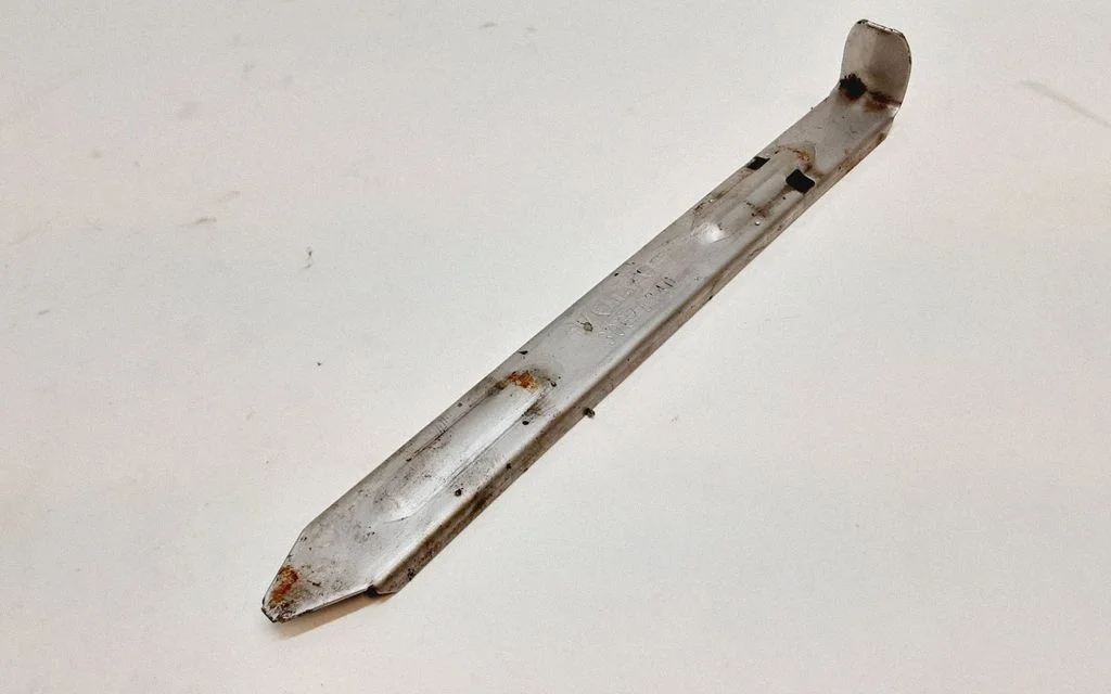 Headlight/headlamp mounting bracket 30678340
