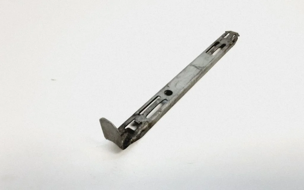Headlight/headlamp mounting bracket 8637182