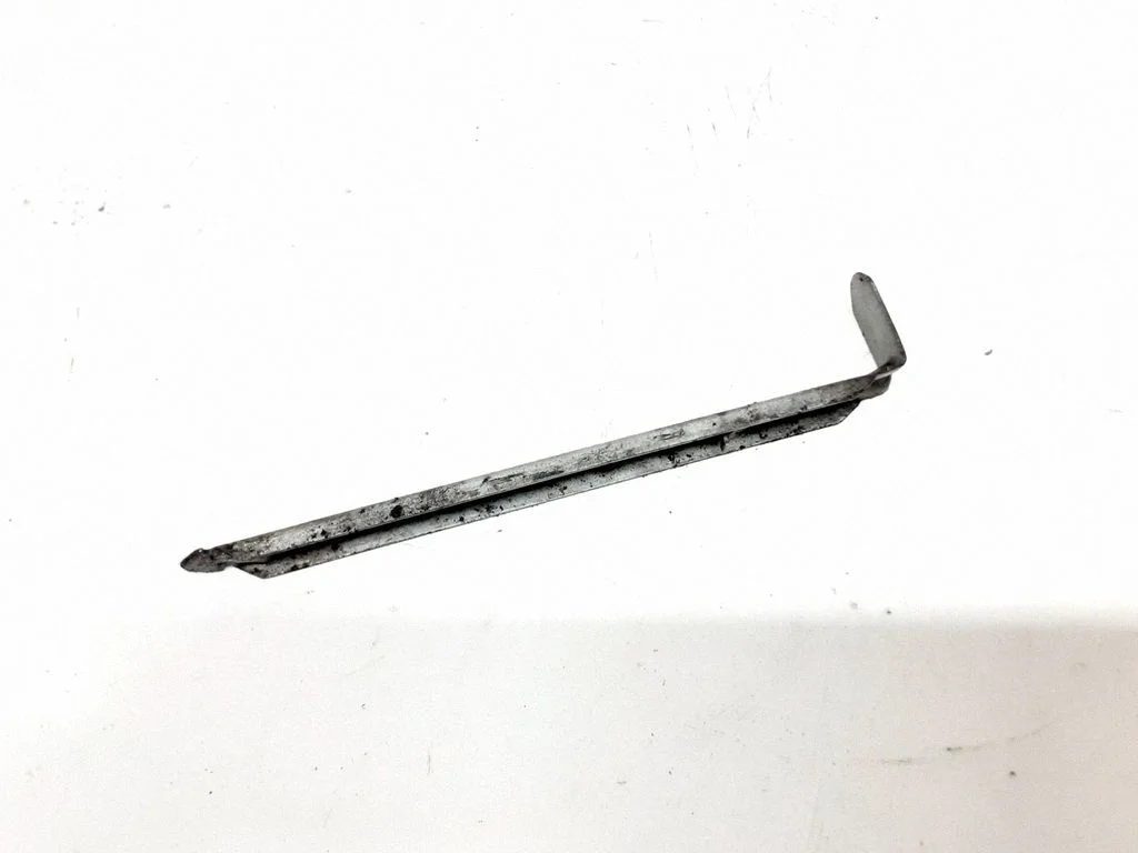 Headlight/headlamp mounting bracket – Volvo XC90 (2007-2014)