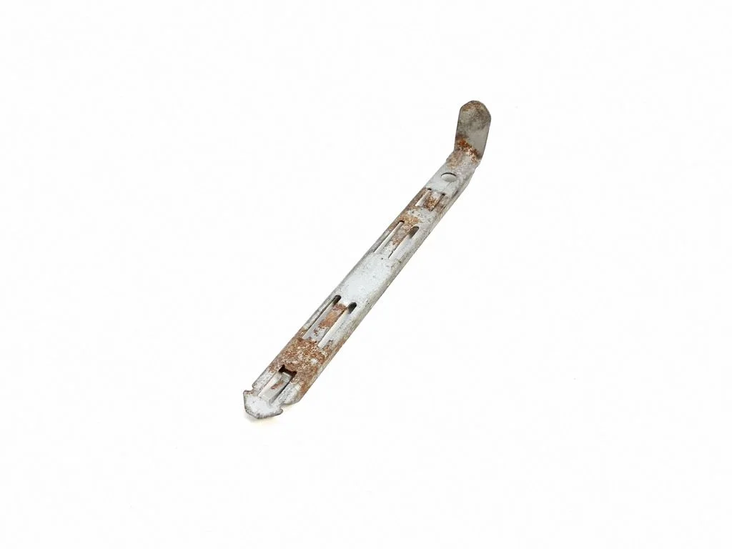 Headlight/headlamp mounting bracket 8637181