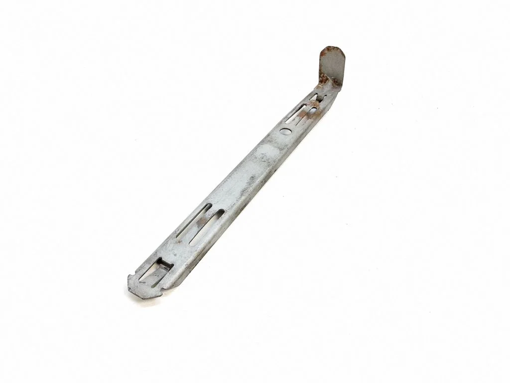 Headlight/headlamp mounting bracket 8637182