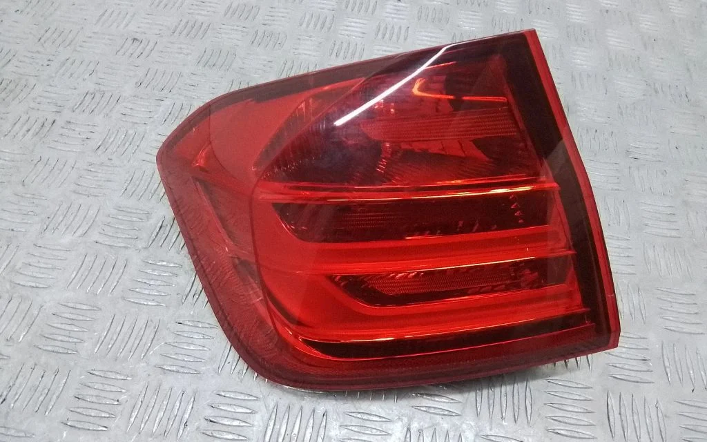 Lampa tylna w błotniku 7372785