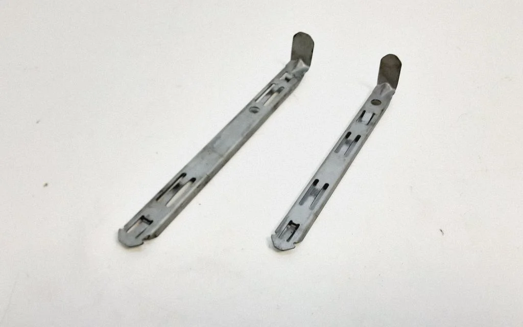 Headlight/headlamp mounting bracket 8637182