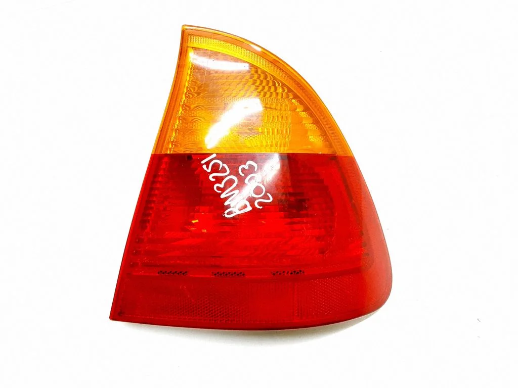 Lampa tylna w błotniku 6905628