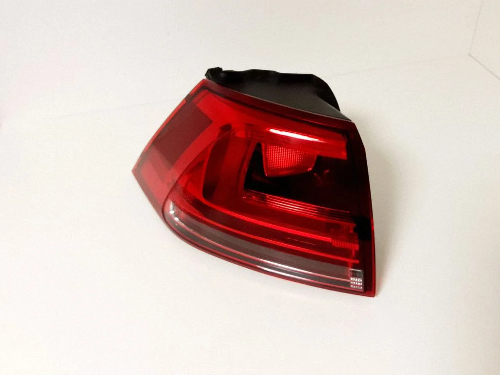 Lampa tylna w błotniku 2VA01197705