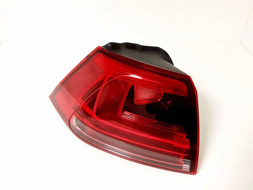 Lampa tylna w błotniku 2VA011977