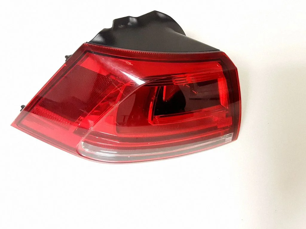 Lampa tylna w błotniku 2VA011977