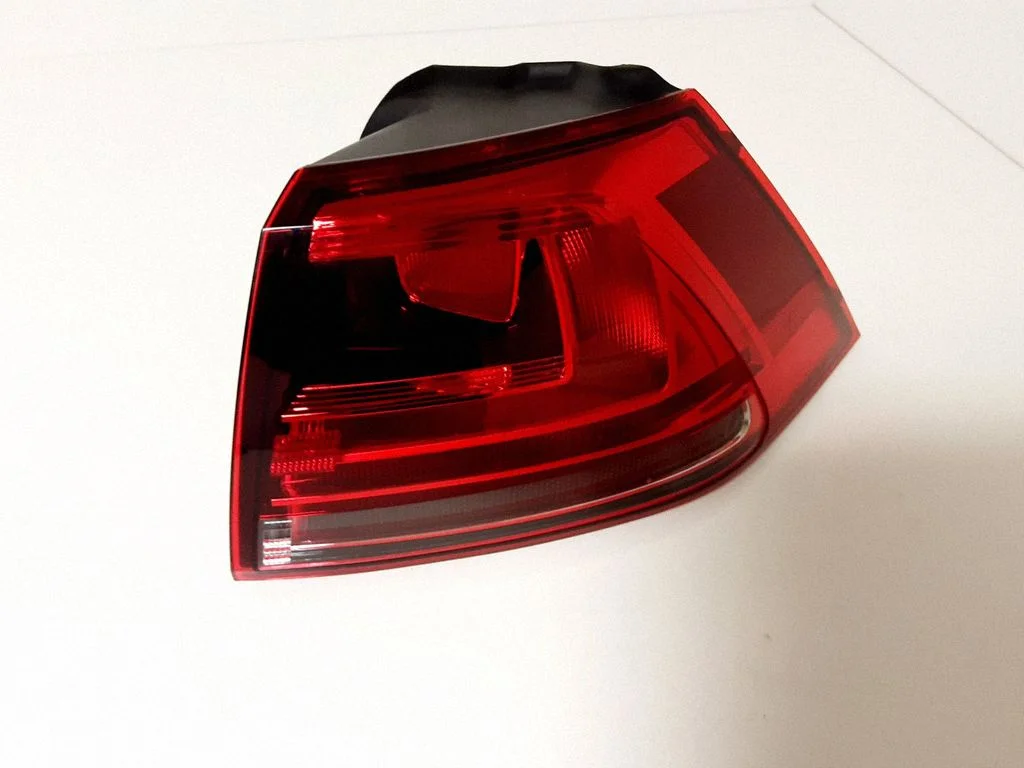 Lampa tylna w błotniku 2VA01197706