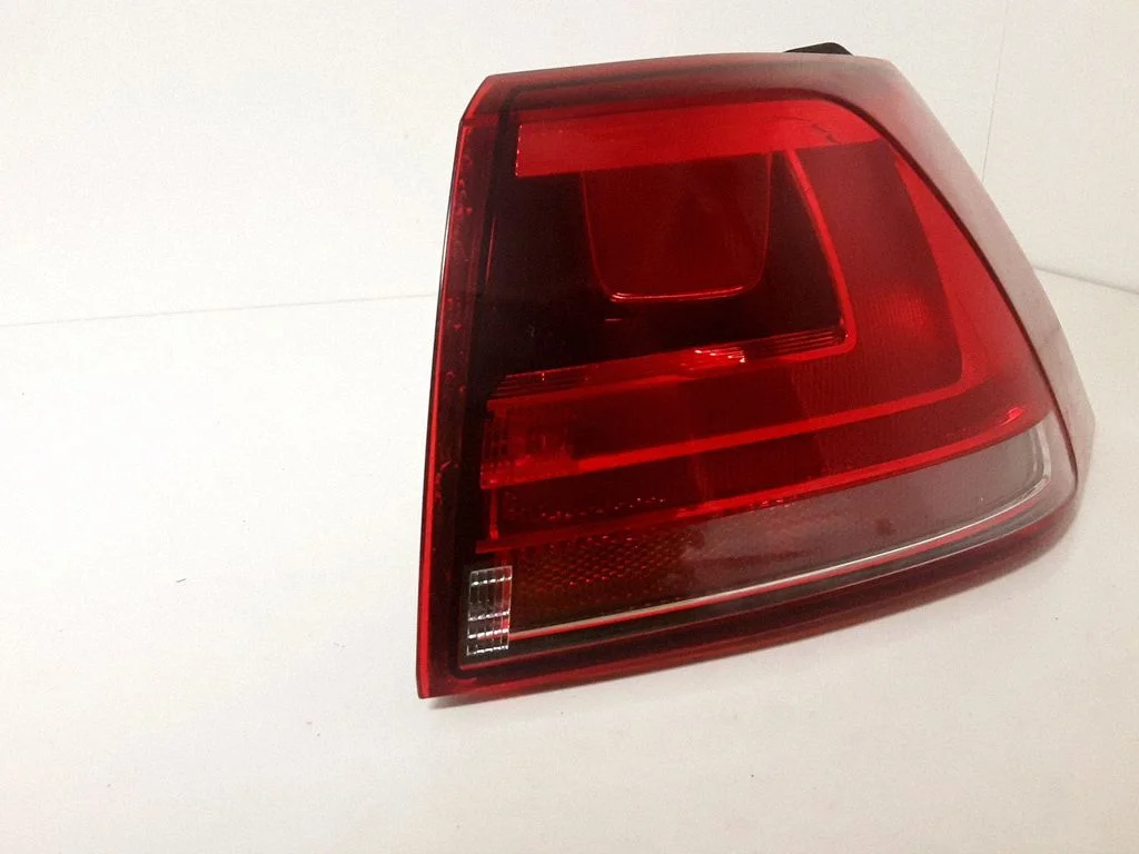 Lampa tylna w błotniku 2VA01197706