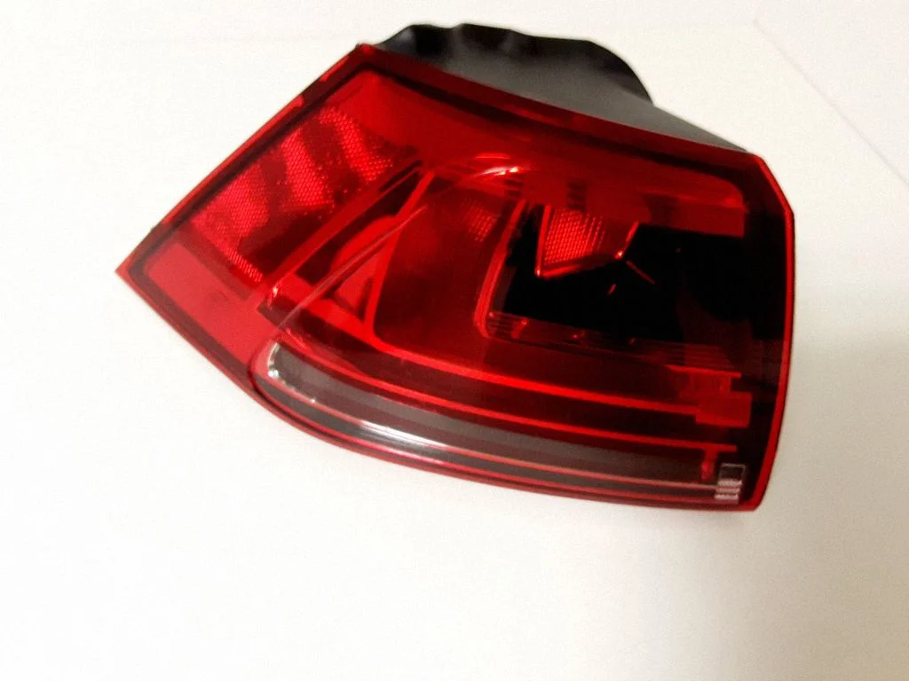 Lampa tylna w błotniku 2VA01197705