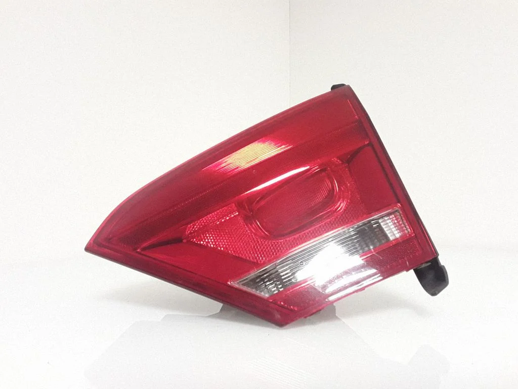 Tailgate rear/tail lights – rear right