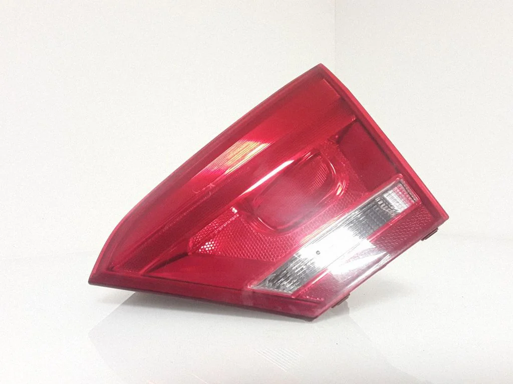 Tailgate rear/tail lights – rear right