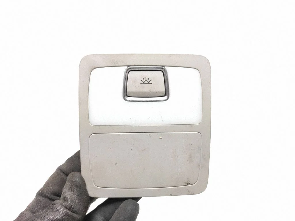 Tagaistmete valgustustuli 4L0947164A