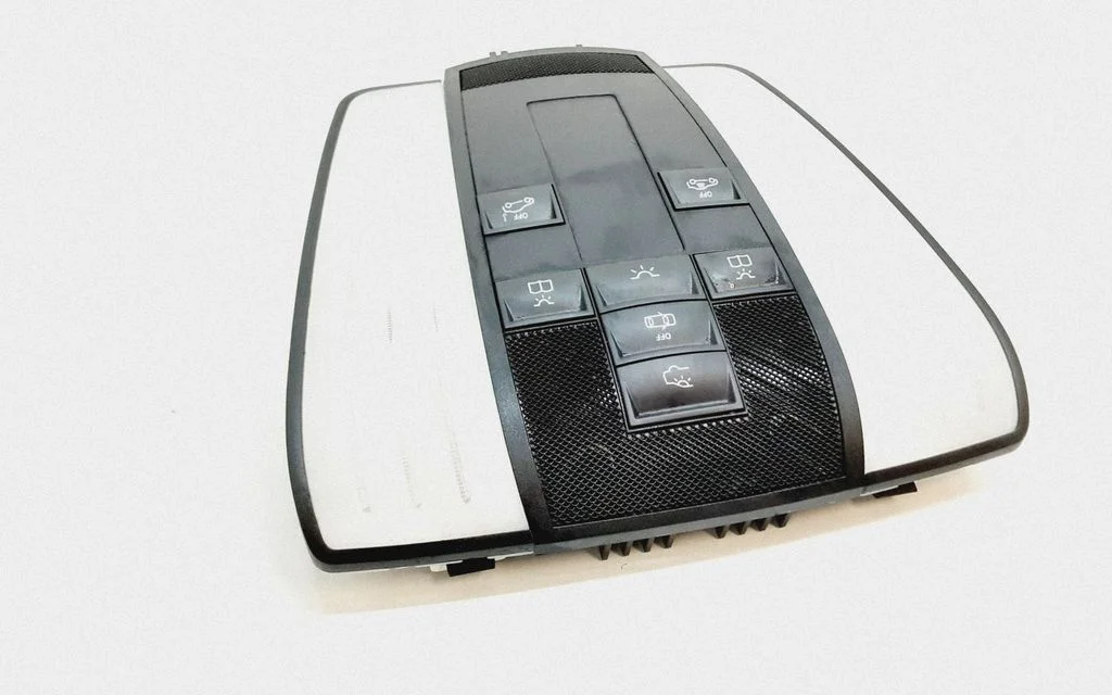 Esiistmete valgustustuli – Mercedes-Benz E-klass W212 (2009-2016)