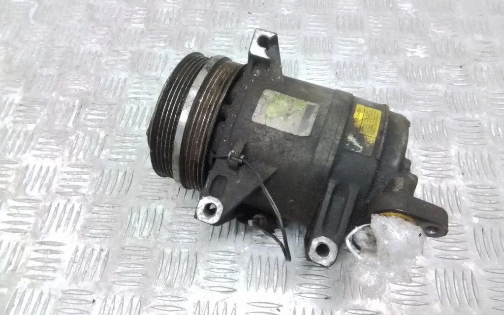 Sprężarka klimatyzacji 30676311
